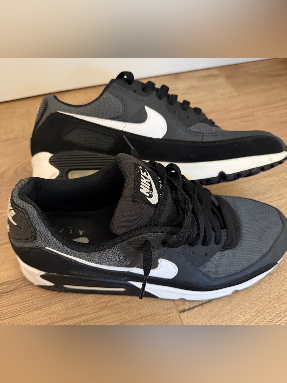 Nike Men's Black and White Low-Top Sneakers